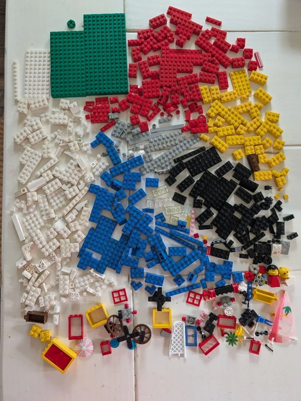 VTG 80s 90s LEGO Lot 600+ Pieces Minifig Parts Figure Bricks Plates Window Wheel